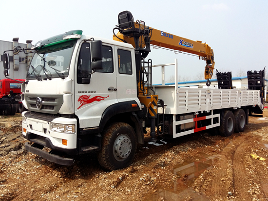 重汽斯太爾后雙橋隨車(chē)吊 重汽斯太爾后雙橋隨車(chē)吊
