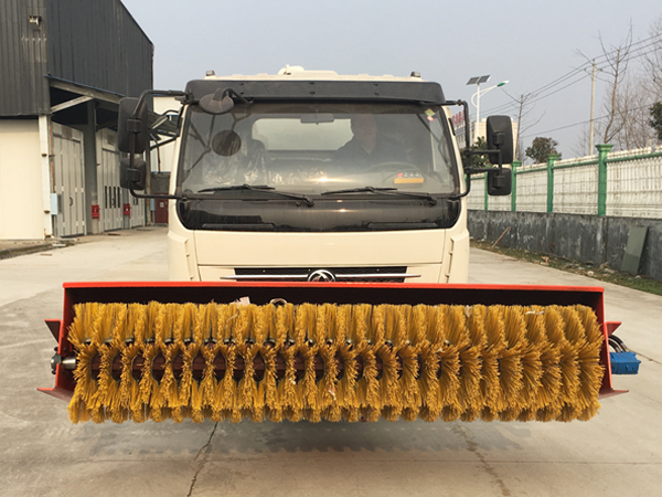 東風(fēng)多利卡國(guó)五吸污車(chē)加裝2.5米除雪滾掃