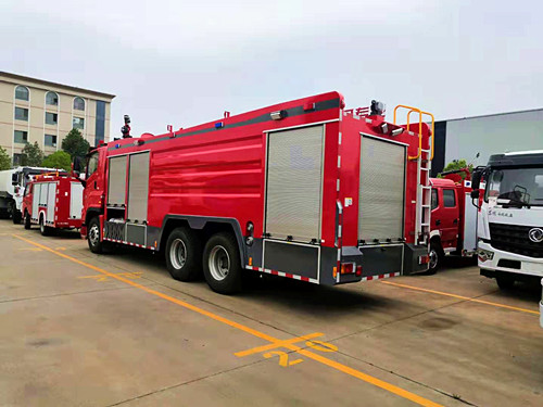 24噸豪沃前四后八水罐消防車 24噸豪沃前四后八水罐消防車