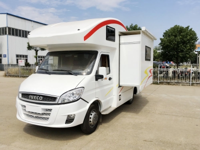 依維柯寶迪C型房車(雙拓展倉) 依維柯寶迪C型房車(雙拓展倉)